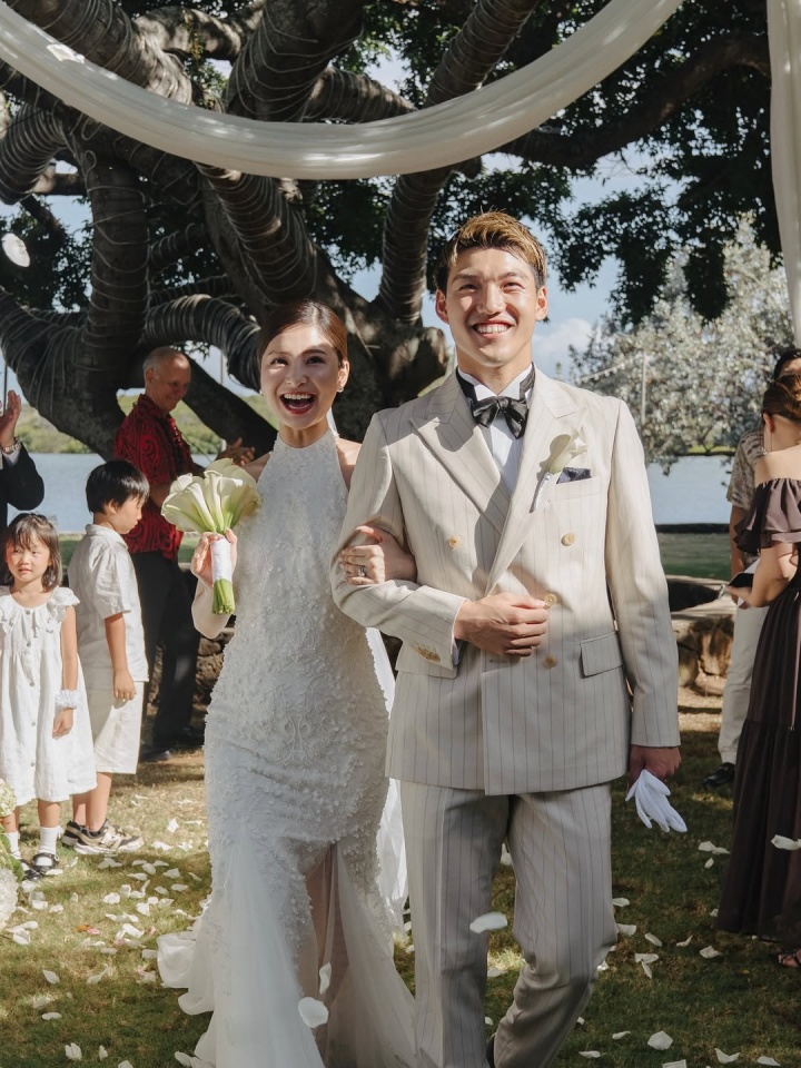 开云体育平台-女大三，抱金砖！日本国脚堂安律的妻子晒婚礼照，幸福无比